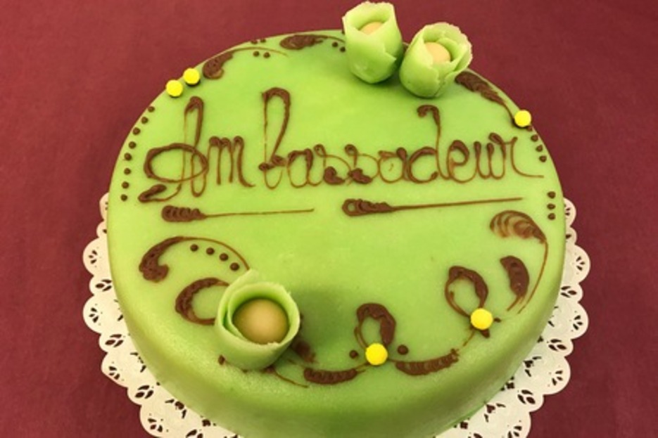 Ambassadeur (Génoise nature imbibée Kirsch / Crème mousseline / Fruits confis émincés au Kirsch) ) Ambassadeur (Génoise nature imbibée Kirsch / Crème mousseline / Fruits confis émincés au Kirsch) )