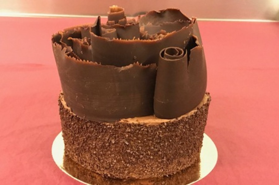 Bucheron Noir ou Lait (2 Fonds de Meringue blanche / Mousse Chocolat Noir ou Lait) Bucheron Noir ou Lait (2 Fonds de Meringue blanche / Mousse Chocolat Noir ou Lait)