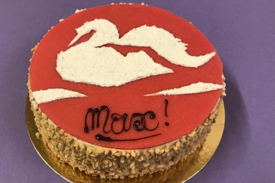 Cygne ( Fond Dacquoise / Génoise nature imbibée Kirsch / Crème au beurre Kirsch) Cygne ( Fond Dacquoise / Génoise nature imbibée Kirsch / Crème au beurre Kirsch)