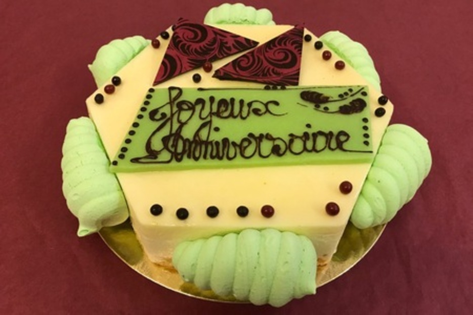 Exotique (Biscuit Noix de Coco tapissé de Mangues et ananas émincé / Mousse exotique & Ananas) Exotique (Biscuit Noix de Coco tapissé de Mangues et ananas émincé / Mousse exotique & Ananas)