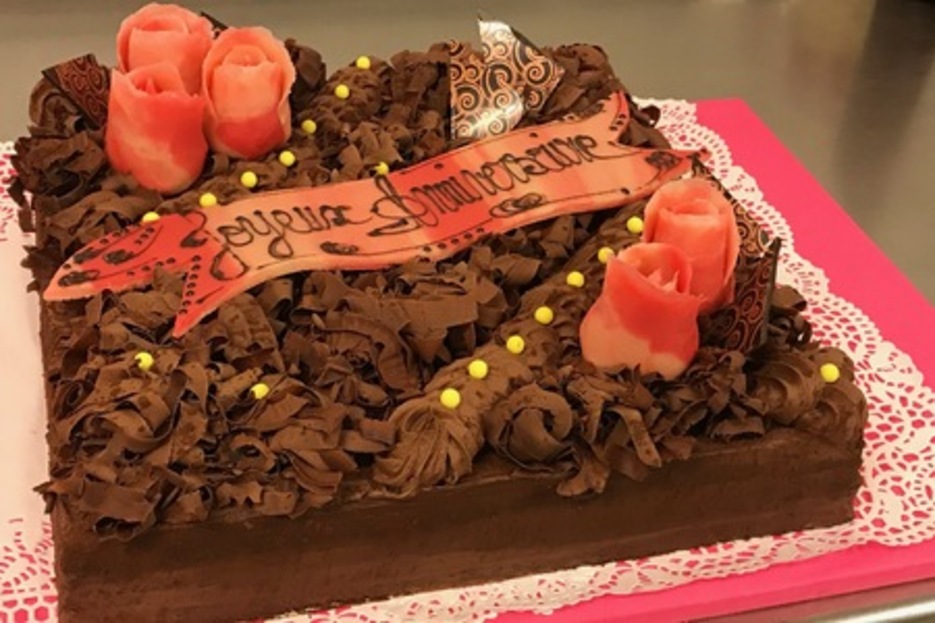 Fondant au chocolat (Génoise Chocolat imbibée sirop Rhum & Kirsch / Mousse Chocolat / Perles croustillantes) Fondant au chocolat (Génoise Chocolat imbibée sirop Rhum & Kirsch / Mousse Chocolat / Perles croustillantes)