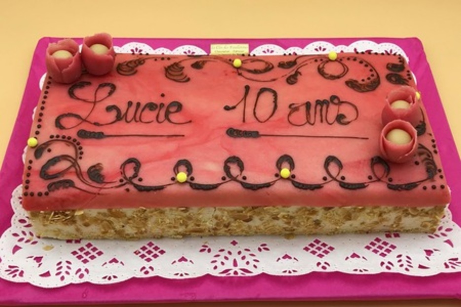 Fraisier Rectangle (Génoise nature imbibée Kirsch / Crème mousseline / Fraises) Fraisier Rectangle (Génoise nature imbibée Kirsch / Crème mousseline / Fraises)