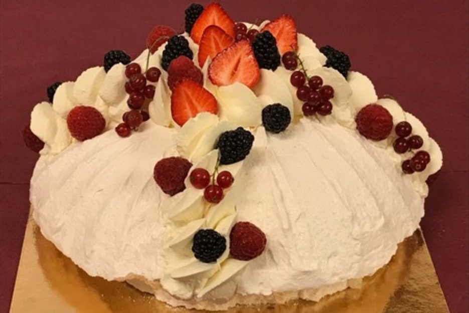 Pavlova (Meringue / Crème fouettée / Fruits Frais) Pavlova (Meringue / Crème fouettée / Fruits Frais)