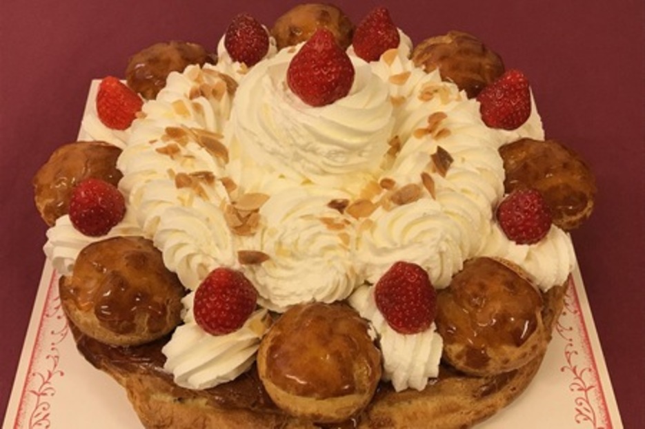 Saint Honore (Fond de Pâte Feuilleté / Pâte à choux / Crème pâtissière au Kirsch / Chantilly) Saint Honore (Fond de Pâte Feuilleté / Pâte à choux / Crème pâtissière au Kirsch / Chantilly)
